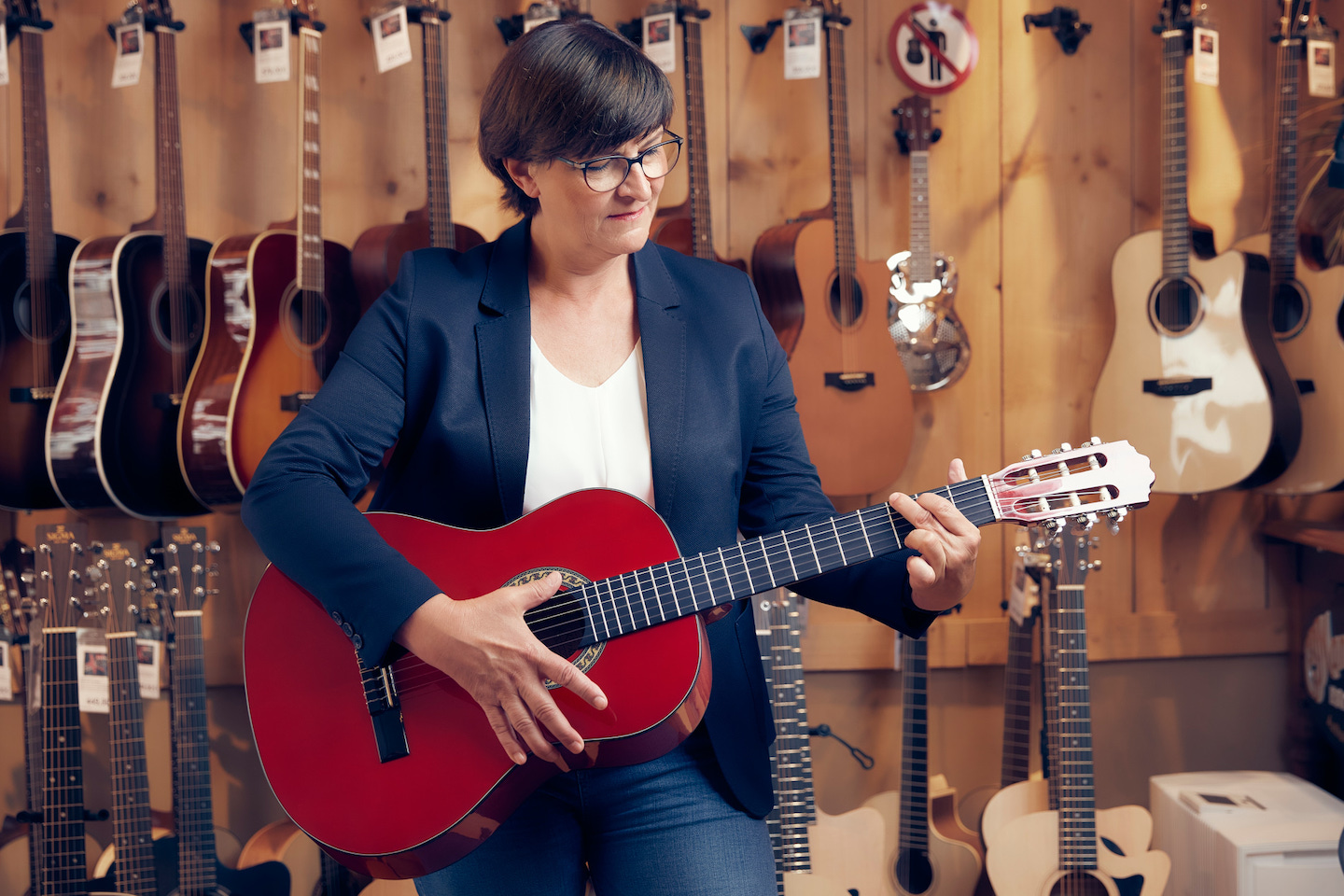 Foto: Saskia Esken spielt Gitarre