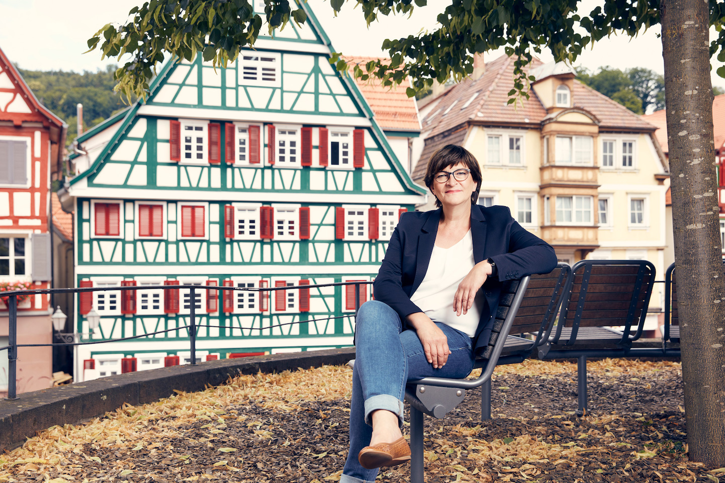 Foto: Saskia Esken sitzt in Calw auf einer Bank