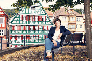 Foto: Saskia Esken sitzt in Calw auf einer Bank